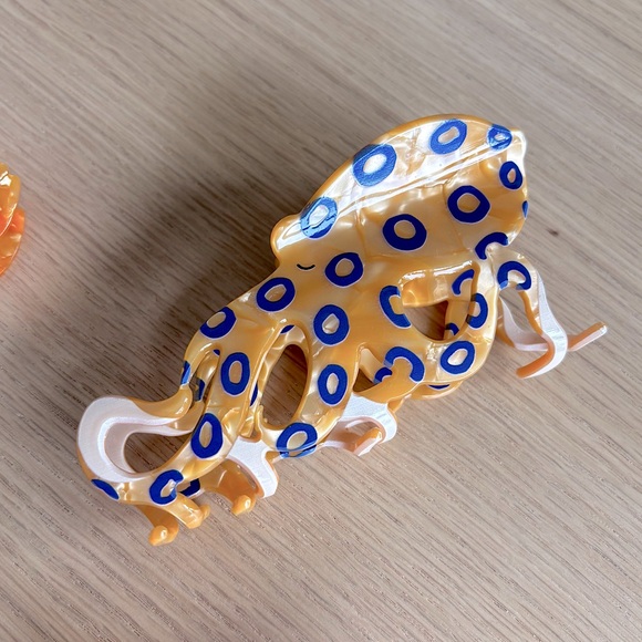 FREE GWP $50+ Cute Hair Claw Clips - Picture 5 of 8